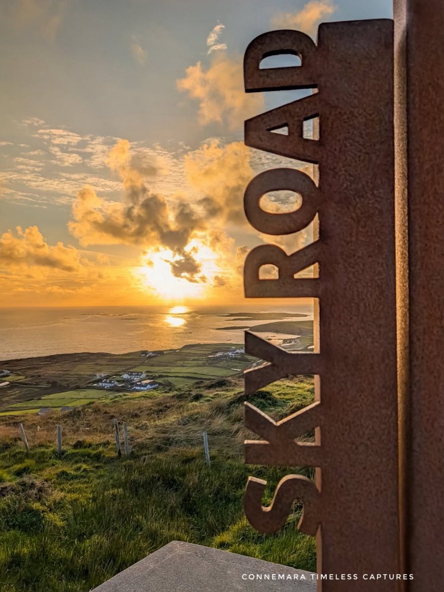 Enjoying the view from the Sky Road, Clifden, Co. Galway ⛰️🌅

#LoveGalway #WildAtlanticWay 
📸 ig/connemara.timeless.captures