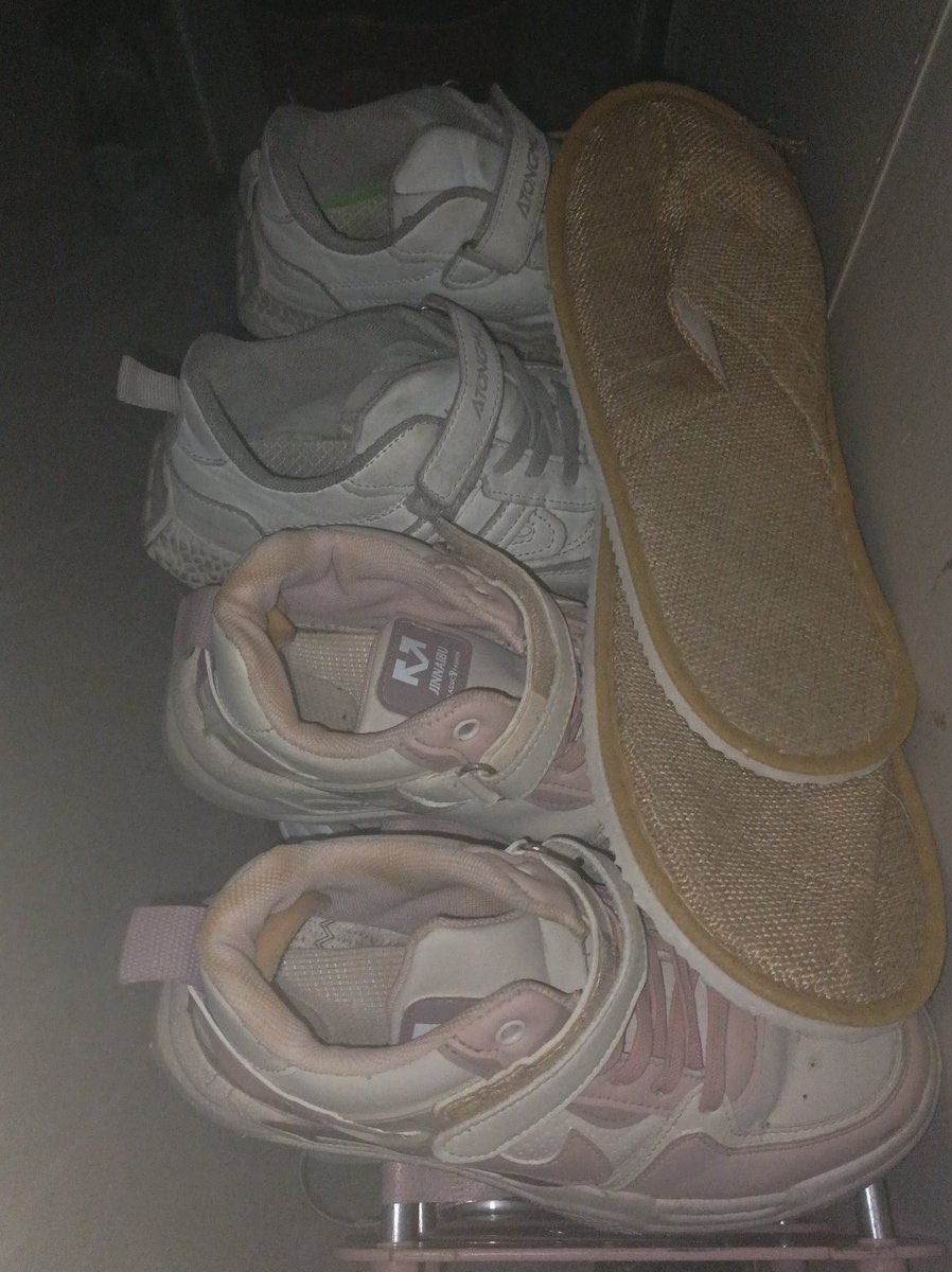 unuill5's tweet photo. 高中附近学区房扫楼，女高运动鞋里还有夹杂着汗味与体香的小白袜！太惊喜了！直接过肺猛吸，味道刚刚好，立马就硬了，马上带回家好好把玩  

 #扫楼 #恋物 #打胶 #恋足 #原味 #Footfetish #Feet #Stockings #Heels #Cumonshoes #Kink #Fetish #丝袜 #高跟鞋 #恋足 #原味 #玩鞋 #恋物 https://t.co/tTRwqQuZ4k