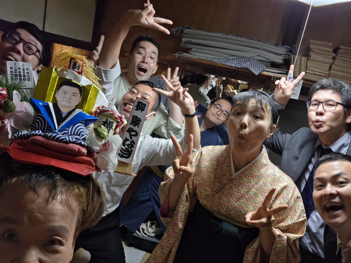 10月です。今日から末廣亭❗
新真打ち御披露目興業、初日主任
[柳家やなぎ師匠❗]・・・
沢山のお客様有り難うこざいます。
楽屋も賑やかです～ガンバレ