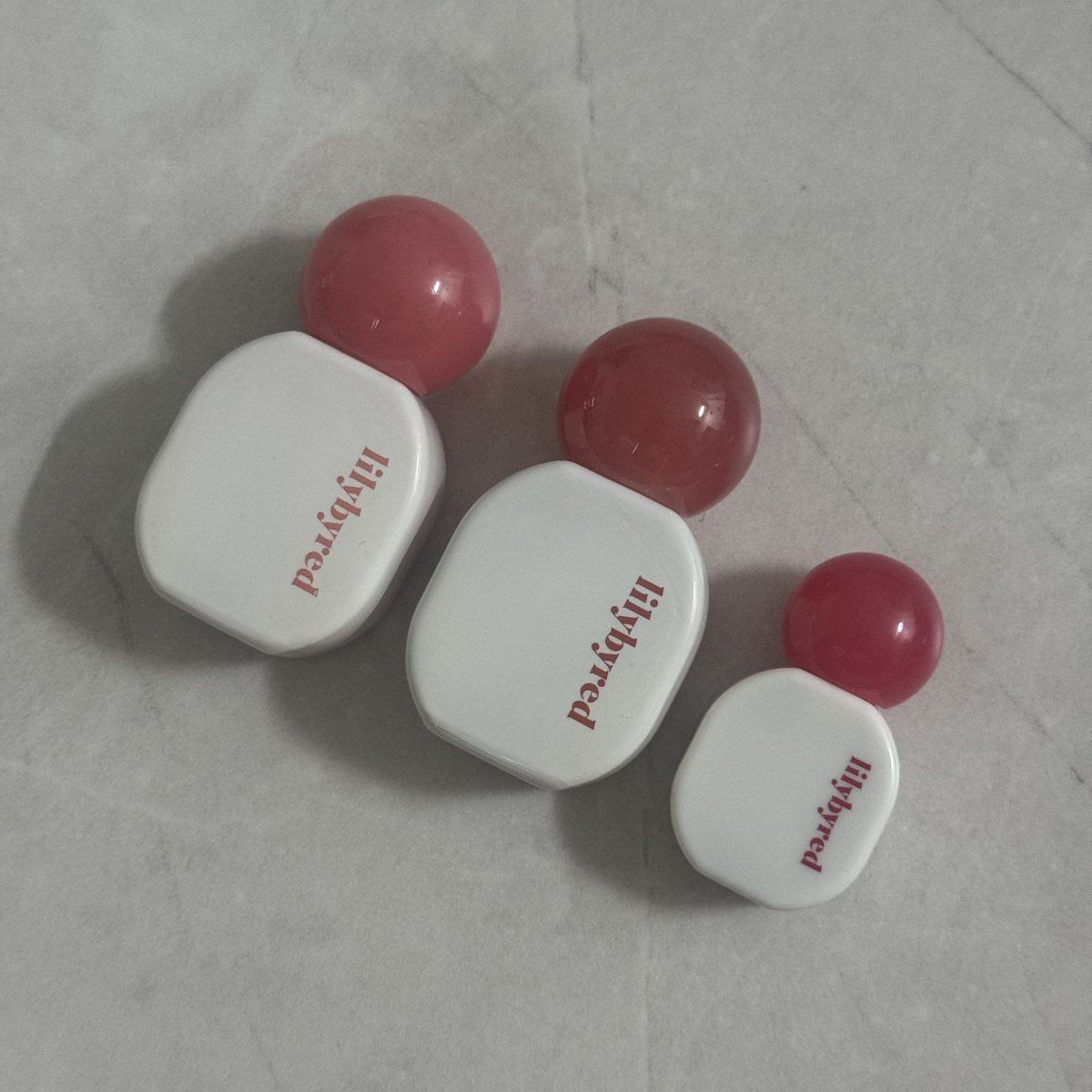 euixinne's tweet photo. 릴리바이레드 슈가코팅 틴트 글로스
01 딱복시럽
02 무화과카라멜
05 체리캔디

저는 01호 05호 먼저 샀는데 생각보다 너무 쿨해서..... 02호를 추가 구매했는데

세가지 색이 다 예뻐요❤️ https://t.co/kpYtp3P5ap