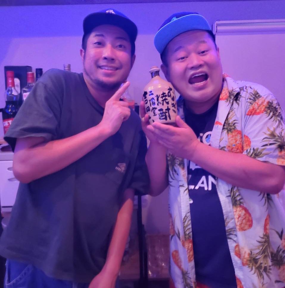 BEAMBARNAKANO's tweet photo. モグライダーともしげさんが芸人誰でも飲んでいいよボトル追加してくれた😍🩷
ベルナルド大将さんもキングオブコント決勝前に来てくれた✌️マセキの先輩😍皆様いつもありがとうございます‼️
#beambar中野
#beambar https://t.co/CPiTKTZuCe