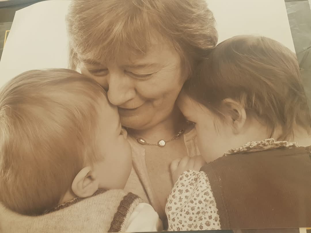 Pauline Scott 🍊💜 tweet media