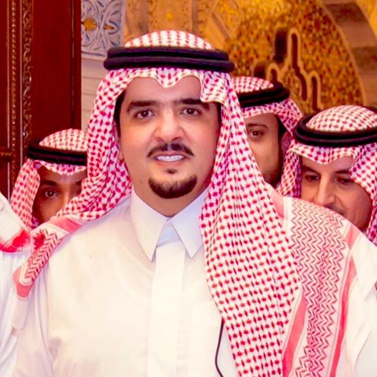 جعــلنا والله مـــا نعــــدم وجــــوده
مـن كـــرم يمنــاه يعــدل كل مـــايل
مالك(ن) متعب خـلف هـذال جــوده
مـن كثـر مـــاله عليـه مــن جـــمايل
.
#عبدالعزيز_بن_فهد 
#متعب_خلف