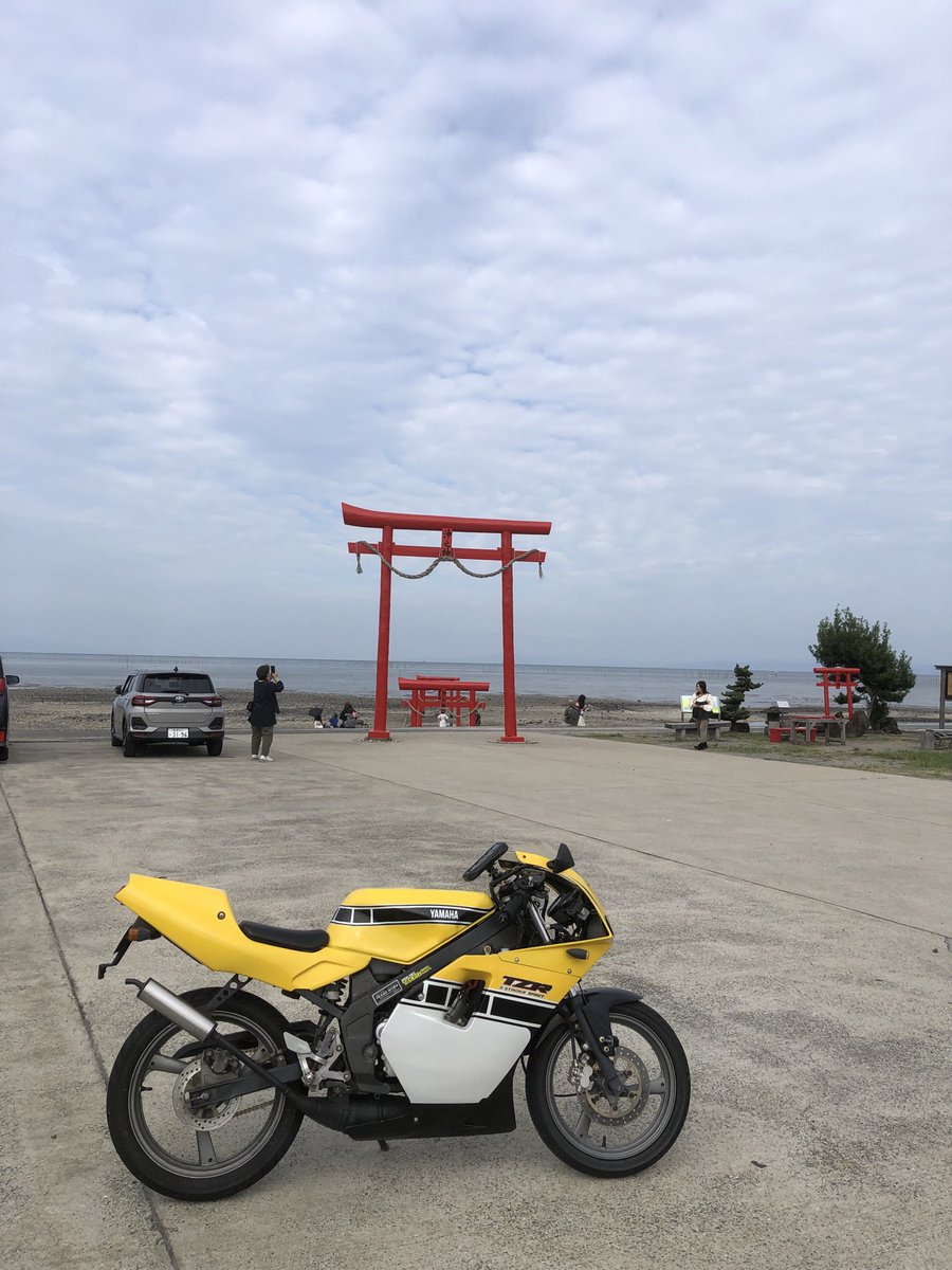 evi_10p's tweet photo. 少し遅いお昼ご飯
佐賀県太良町の海中鳥居の近くにある海道丸さんでかきの釜飯とノンアル🍺
ふっくらした牡蠣が沢山入っていて感動の美味しさ！
オープンして2年目だそうですが、オーナーさんの人の良さと美味しい料理にリピート間違いなしです😁
※駐車場が砂利なのでバイクは注意を https://t.co/8vpZa6ZhJx