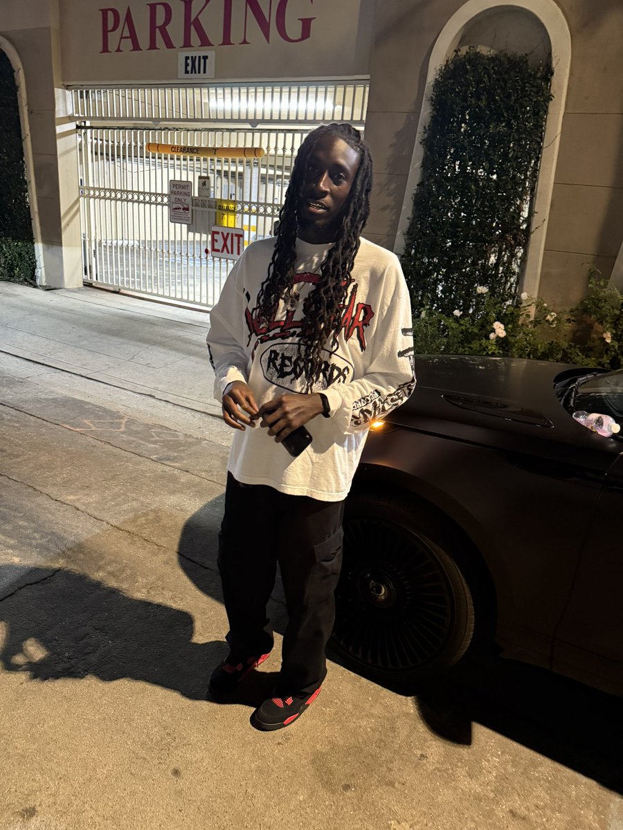 AceBoogie_G's tweet photo. LA Vibes I’m 32 Now I Don’t Spend Money For Likes No More I Been Doing This Shit For Damo And My Kids Love Me Or Hate Me 🖤🤞🏾 #Big32 https://t.co/rCpmQfuoYq