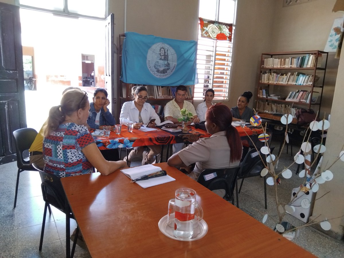 Juankht76's tweet photo. En la atención integral a niños, adolescentes y jóvenes, el trabajo con las familias es esencial, se desarrolla sesión de la Casa de Orientación a la Mujer y la Familia en la Institución educativa Héroes de Girón del municipio #Banes #PorBanesSiempre #EducaciónBanes #MINED https://t.co/9FBDNNdhj8