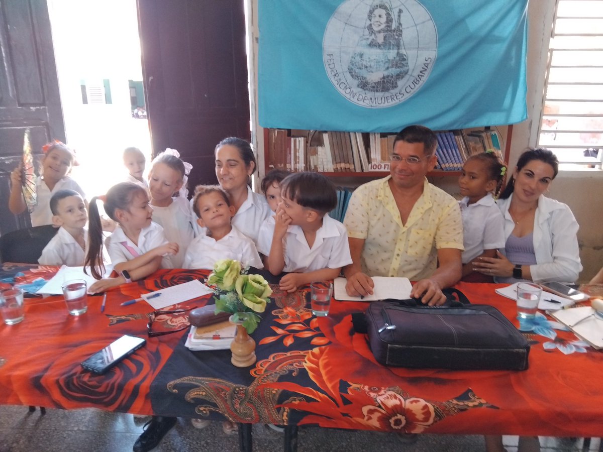 Juankht76's tweet photo. En la atención integral a niños, adolescentes y jóvenes, el trabajo con las familias es esencial, se desarrolla sesión de la Casa de Orientación a la Mujer y la Familia en la Institución educativa Héroes de Girón del municipio #Banes #PorBanesSiempre #EducaciónBanes #MINED https://t.co/9FBDNNdhj8