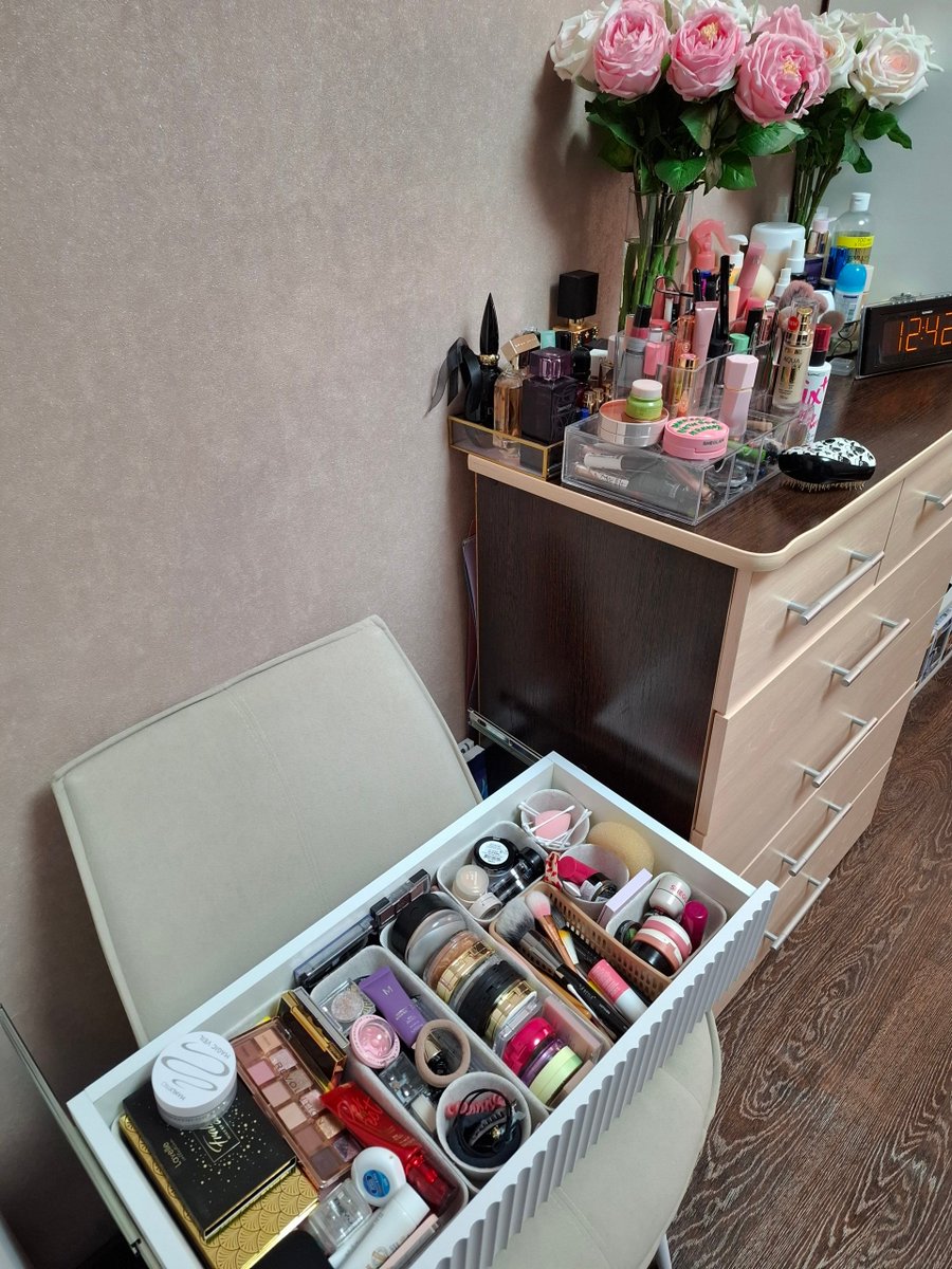 Подвесная консоль не выдержала веса косметики😑 На самом деле моего веса, но не будем о плохом. Хорошо, что она решила полетать тогда, когда я сидела прям за ней. Вот если бы разбилось мое дорогое зеркало, я бы грустила, а так, пфф, пофигу, новую куплю (и укреплю)