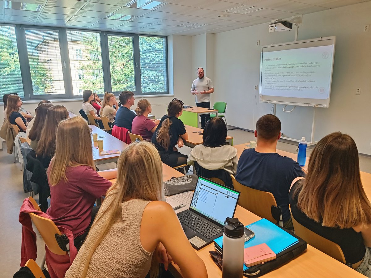 jlfukmartin's tweet photo. 🧐S Lekárskou fakultou Ostravskej univerzity spolupracujeme 🤝 na projekte VERZDRAVIN - "Zvýšenie úrovne pregraduálneho a postgraduálneho vzdelávania v problematike verejnozdravotných aspektov kontaminácie vody". https://t.co/SCsrJLRDVu https://t.co/SpAJAc4oID