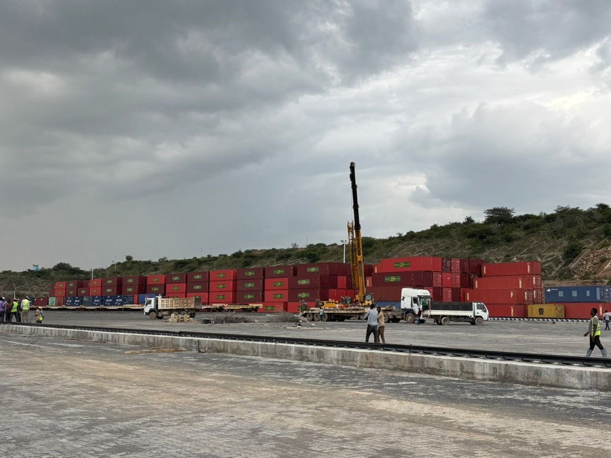 msalim66's tweet photo. Impressed by the progress at Modjo Dry Port, @WorldBank supported project. This facility is vital for facilitating trade, boosting regional integration, and creating jobs for Ethiopians. https://t.co/HqdaTpdGRo