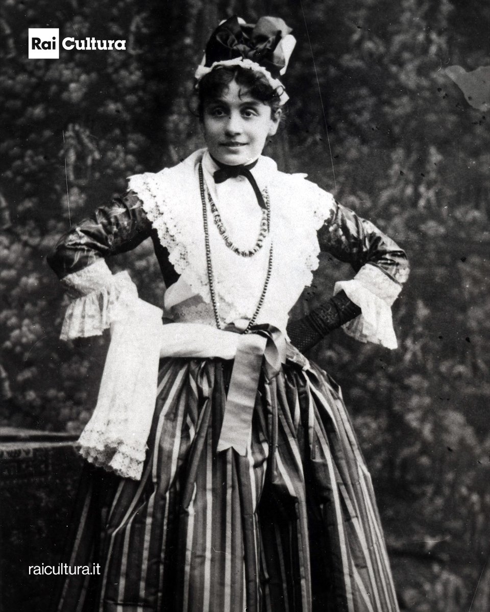 RaiCultura's tweet image. Amata dal pubblico, osannata dalla critica, Eleonora Duse, la Divina, tra Otto e Novecento ha rivoluzionato le scene dei teatri di tutto il mondo. Nasceva il #3ottobre del 1858.