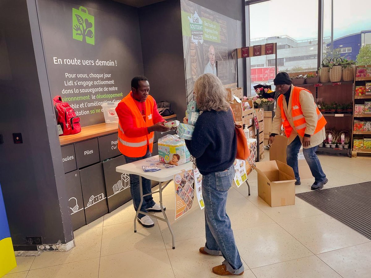UniSocialfr's tweet photo. Ces dons sont collectés directement à la sortie et redistribués aux personnes les plus démunies.
Chaque produit acheté devient un acte de solidarité concrète, simple et efficace.

Merci à toutes et à tous pour votre soutien 🙏

#Solidarité #CollecteAlimentaire #Hygiène #Partage https://t.co/ivW6UmdkuC