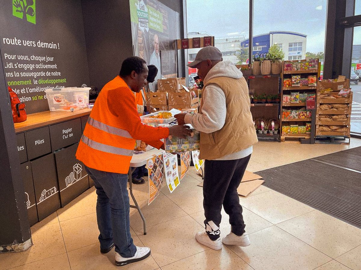 UniSocialfr's tweet photo. Ces dons sont collectés directement à la sortie et redistribués aux personnes les plus démunies.
Chaque produit acheté devient un acte de solidarité concrète, simple et efficace.

Merci à toutes et à tous pour votre soutien 🙏

#Solidarité #CollecteAlimentaire #Hygiène #Partage https://t.co/ivW6UmdkuC