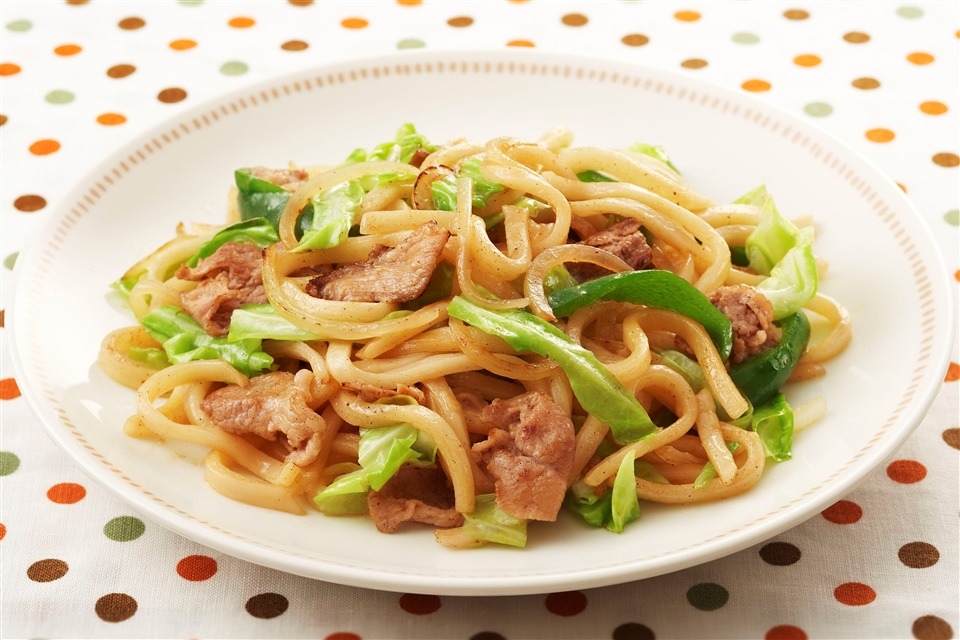 今日は ＃焼きうどんの日 💡
ランチや夜ご飯に、焼きうどんはいかがでしょうか？😋

📝野菜たっぷり！焼きうどん
park.ajinomoto.co.jp/recipe/card/70…

最後に加える「ほんだし」で
味がまとまりますよ🐟✨