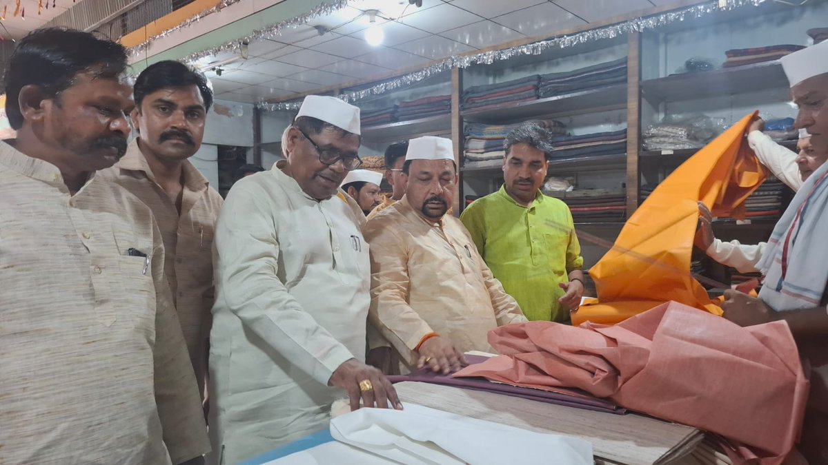 आज महात्मा गांधी जी एवं पूर्व प्रधानमंत्री लालबहादुर शास्त्री जी की जयंती पर उनके चित्र पर माल्यार्पण कर श्रद्धा सुमन अर्पित कर खादी ग्रामोद्योग वस्त्र भी खरीदे पार्टी पदाधिकारियों के साथ #हर_घर_स्वदेशी_घर_घर_स्वदेशी 
के लिए जागरूक किया।
#आत्म_निर्भर_भारत_संकल्प_अभियान