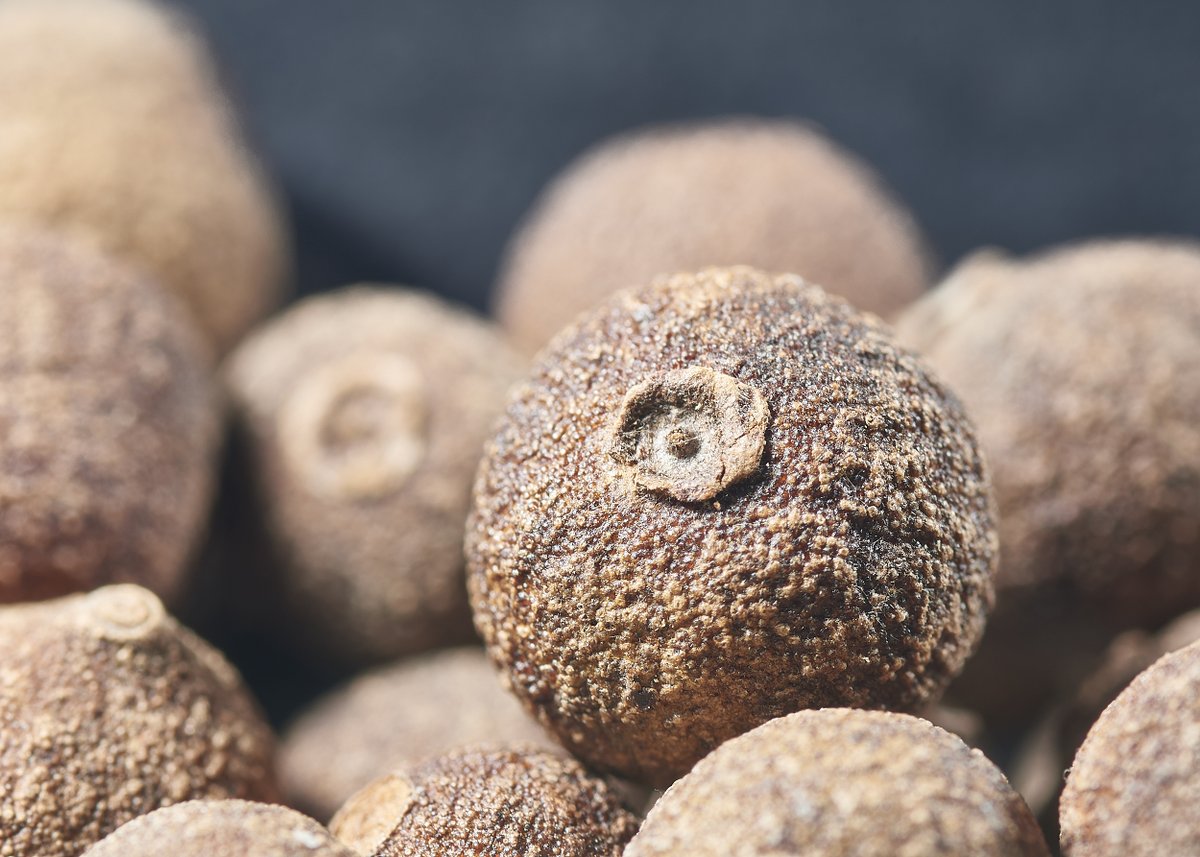 GuyGevaArt's tweet image. Playing  with the camera. Sometimes I have to take pictures for the sake of  taking pictures. Not sure if anything will come of it. We&apos;ll keep going  and see. in this photo: &quot;Allspice&quot;
.
.
#allspice #spices #macro_captures #macrophotography #supermacro