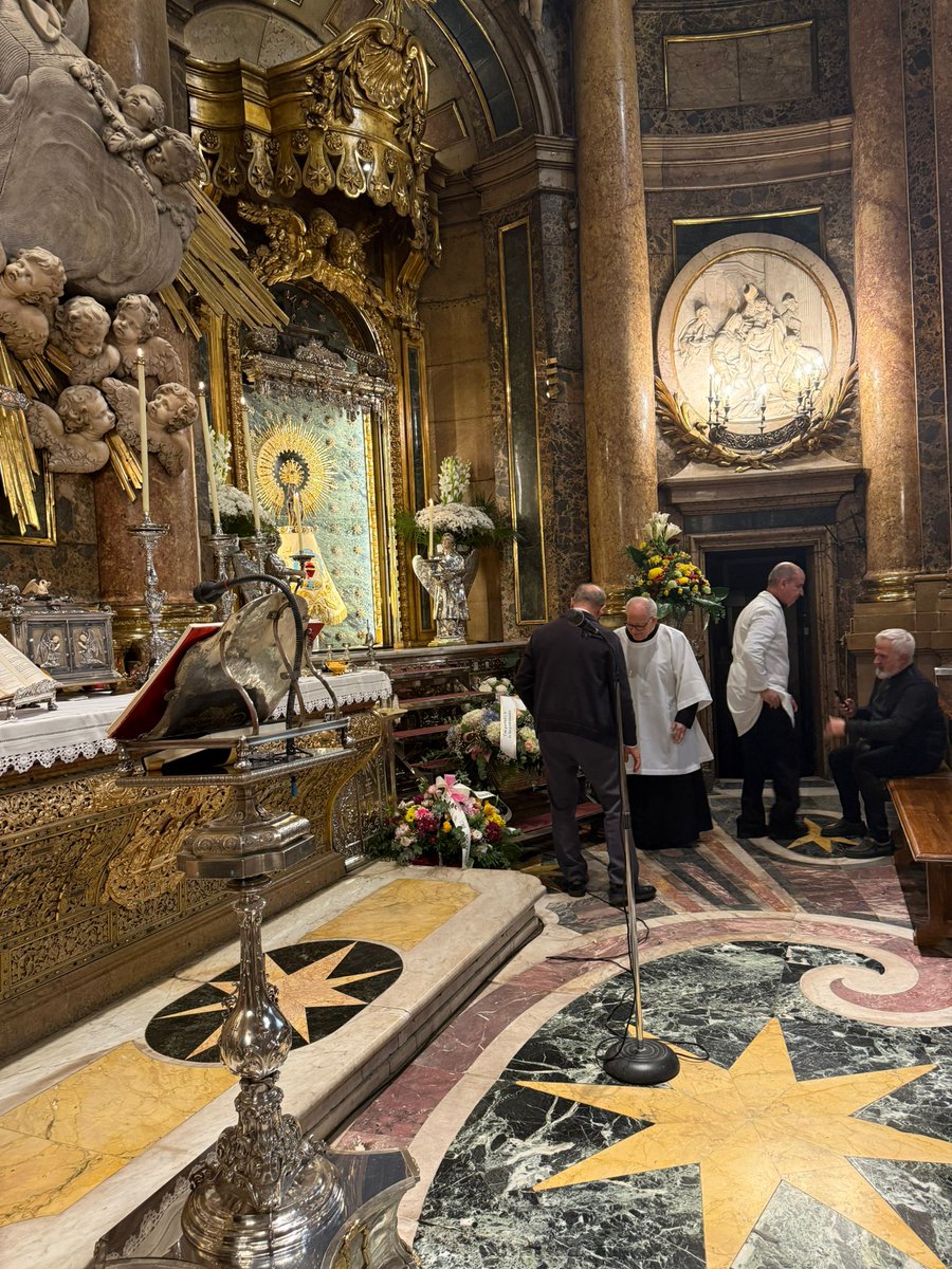 🌸 El Hospital San Juan de Dios de Zaragoza ha participado en la Ofrenda a la Virgen del Pilar junto a otros centros sanitarios, en el marco del Jubileo de los Profesionales Sanitarios.

Un gesto de fe, gratitud y esperanza. 💙

#Ofrenda2025 #VirgendePilar #JubileoSanitario
