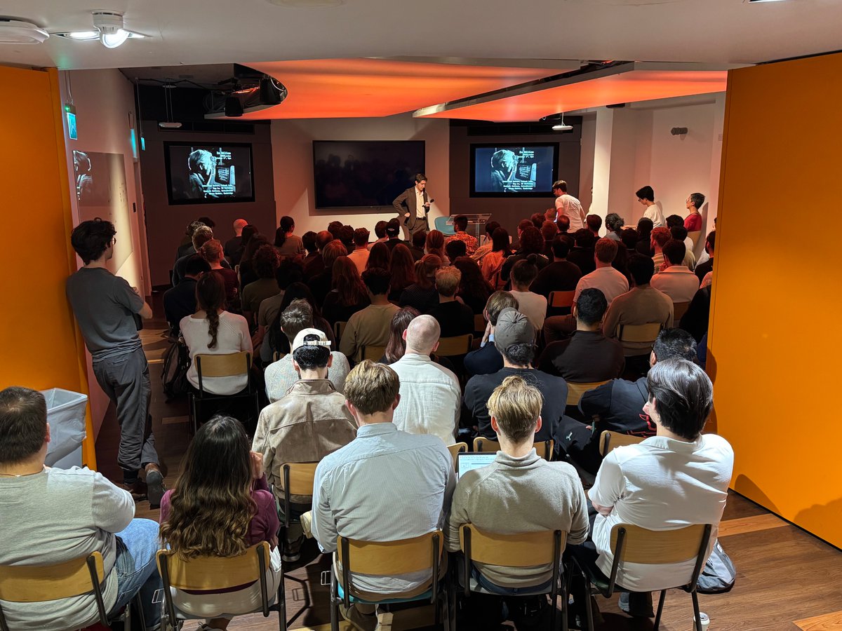 The room was packed! 🧬💾 
Huge thanks to everyone who joined and made the second edition of In Silico such a success - it exceeded all our expectations! 
Thanks to all the speakers, and <a href="/_barneyhill/">Barney Hill</a> &amp; <a href="/dmmiller597/">David Miller</a>!
See you soon! 🦸‍♂️