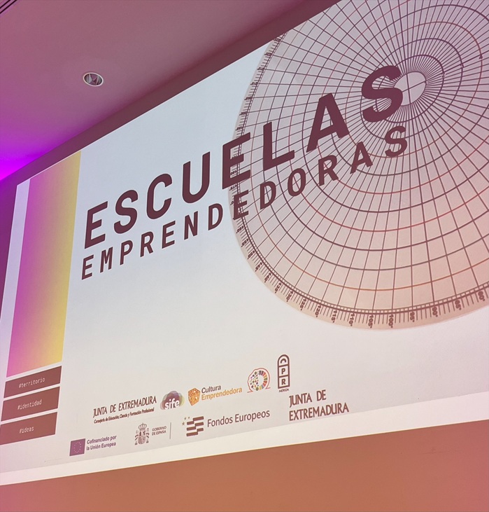 Hoy se celebra en el Palacio de Congresos de Mérida la Jornada Inicial de la Red de Escuelas Emprendedoras #Enredadas 
Este encuentro supone una oportunidad para intercambiar experiencias entre los centros adscritos a esta Red 
@culturaemprendedoraext @educacionext
#Focos