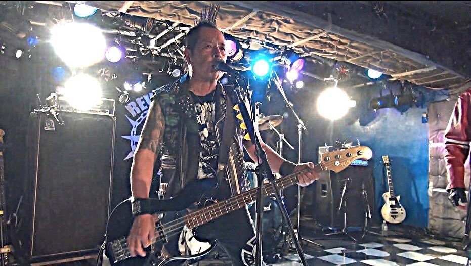 THE_RYDERS_info's tweet photo. REV FELLOWS RETURNS新宿ﾛﾌﾄ関わってくれた皆様ありがと!このﾒﾝﾂならではの激しくｲｶした夜になったぜ! ﾒﾝﾊﾞｰ入り乱れｾｯｼｮﾝも見ものだったな!客席の後ろの方からも見たがあらためてJｵｰﾉの背の高さと存在感のﾃﾞｶさに気付かされたぞ!次はｶｯﾊﾟﾝｸ12日ﾛﾌﾄに登場だｰ
byMOH https://t.co/1Q6QeumYxT