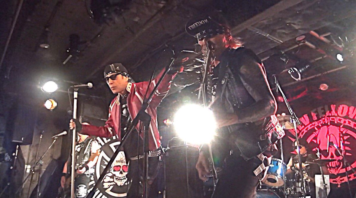 THE_RYDERS_info's tweet photo. REV FELLOWS RETURNS新宿ﾛﾌﾄ関わってくれた皆様ありがと!このﾒﾝﾂならではの激しくｲｶした夜になったぜ! ﾒﾝﾊﾞｰ入り乱れｾｯｼｮﾝも見ものだったな!客席の後ろの方からも見たがあらためてJｵｰﾉの背の高さと存在感のﾃﾞｶさに気付かされたぞ!次はｶｯﾊﾟﾝｸ12日ﾛﾌﾄに登場だｰ
byMOH https://t.co/1Q6QeumYxT