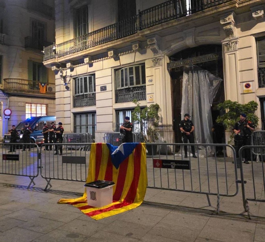 Barcelona, plaça Sant Jaume i comissaria de la vergonya, aquest 1 d'octubre.
Tant és el que Espanya ens pugui seguir fent. Als catalans que no ens sentim espanyols, els espanyols ens han perdut per sempre