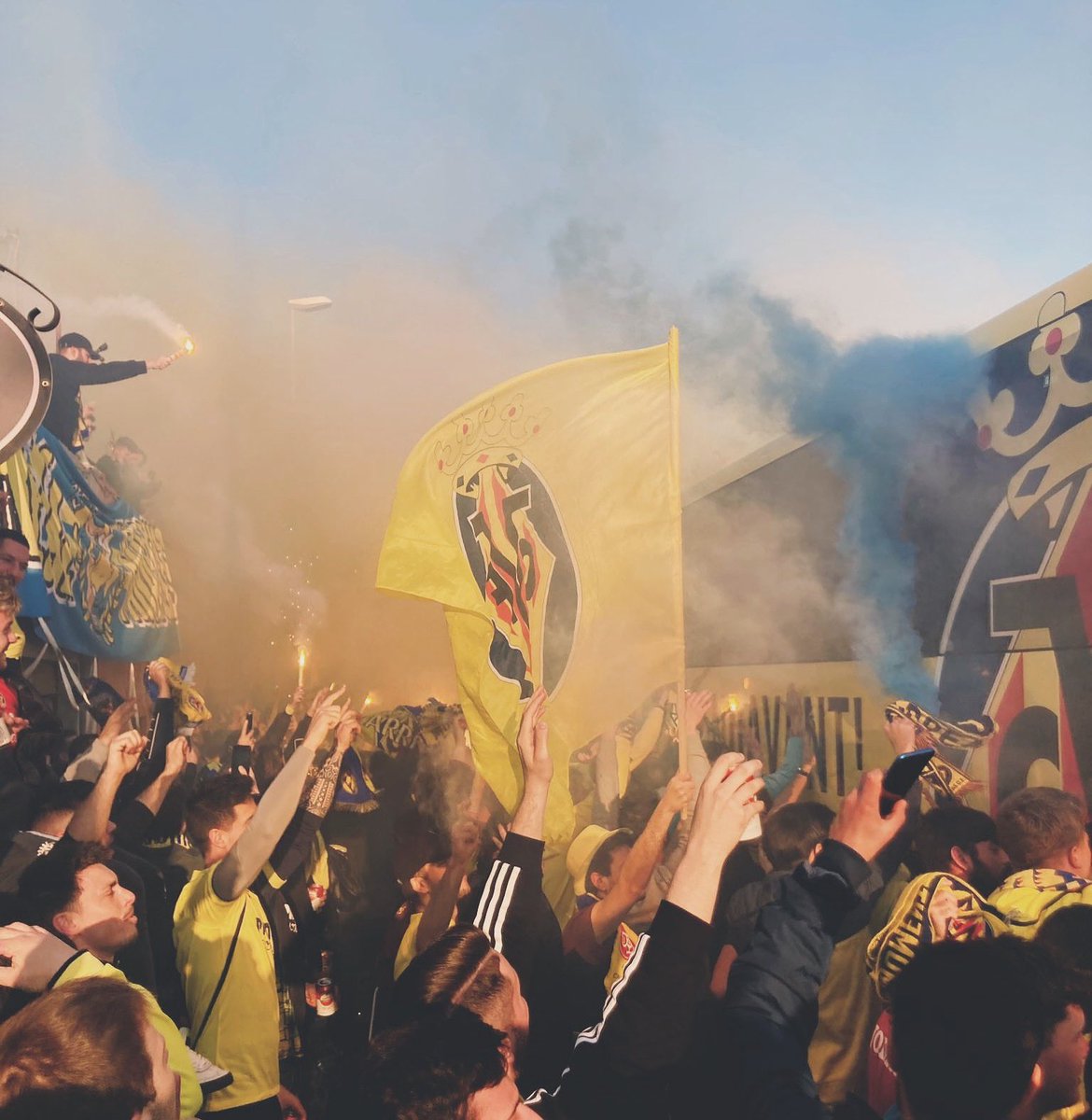 sanpascualismo's tweet photo. Bon dia. Lo de ayer fue brutal. Que sigan llorando y rabiando. 
¡VILLARREAL C.F e basta! 🟡🔵⚽️🔥💪 https://t.co/5lQl8uaiwU