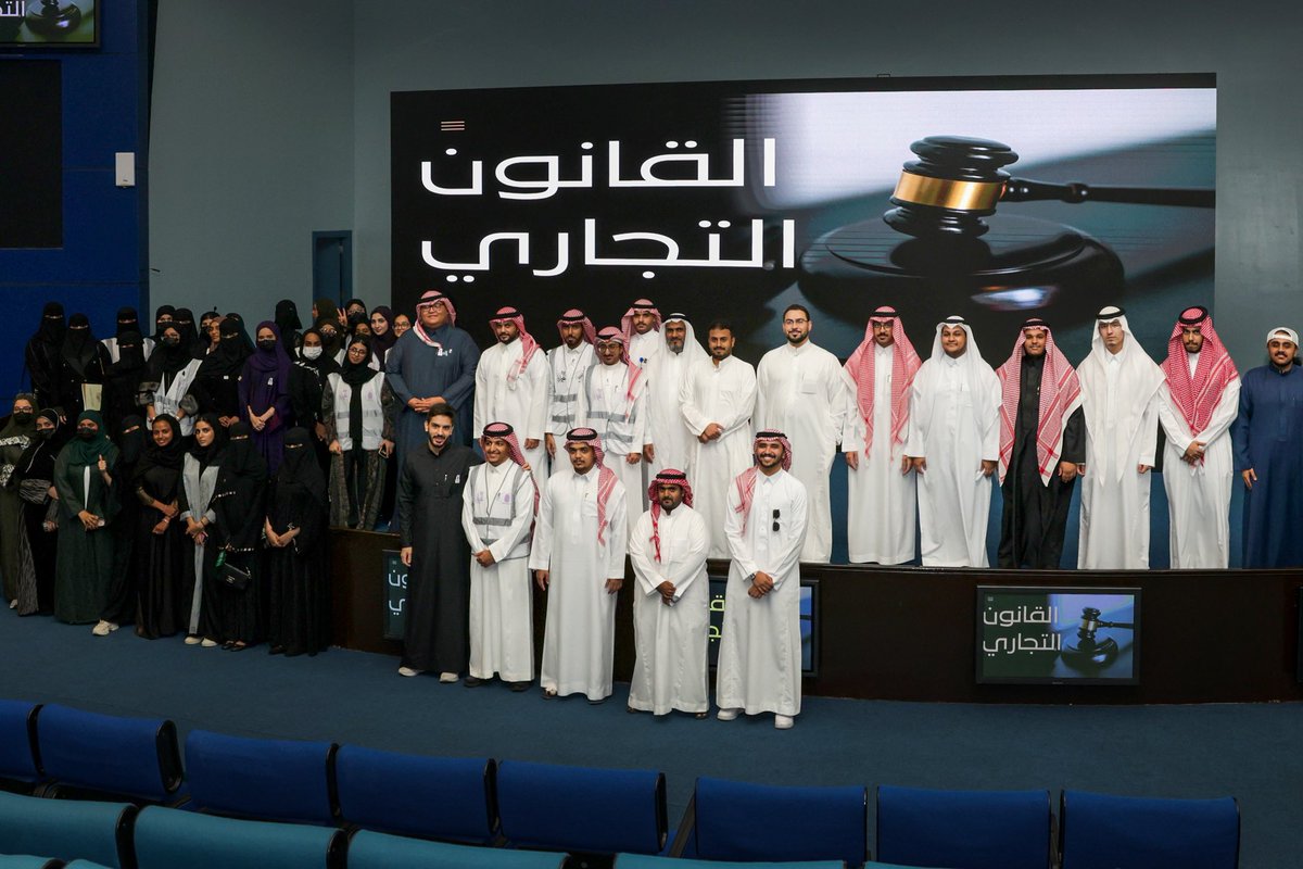 اتممنا قبل أسبوع ورشة خفايا القانون التجاري وكانت ورشة ناحجة بحمد الله💜
شكر كبير لفريقي فريق بصمتك التطوعي على التنظيم الرائع، 
وشكرًا ايضًا للمحامي خالد الخماش على مشاركة خبراته المتراكمة <a href="/legal_khaled/">المحامي خالد الخماش</a>
فخورة ايضًا بتكريمي من قائد الفريق <a href="/turks335/">Ammar Turkistani</a> قد كان شعور مليء بالامتنان 🩵