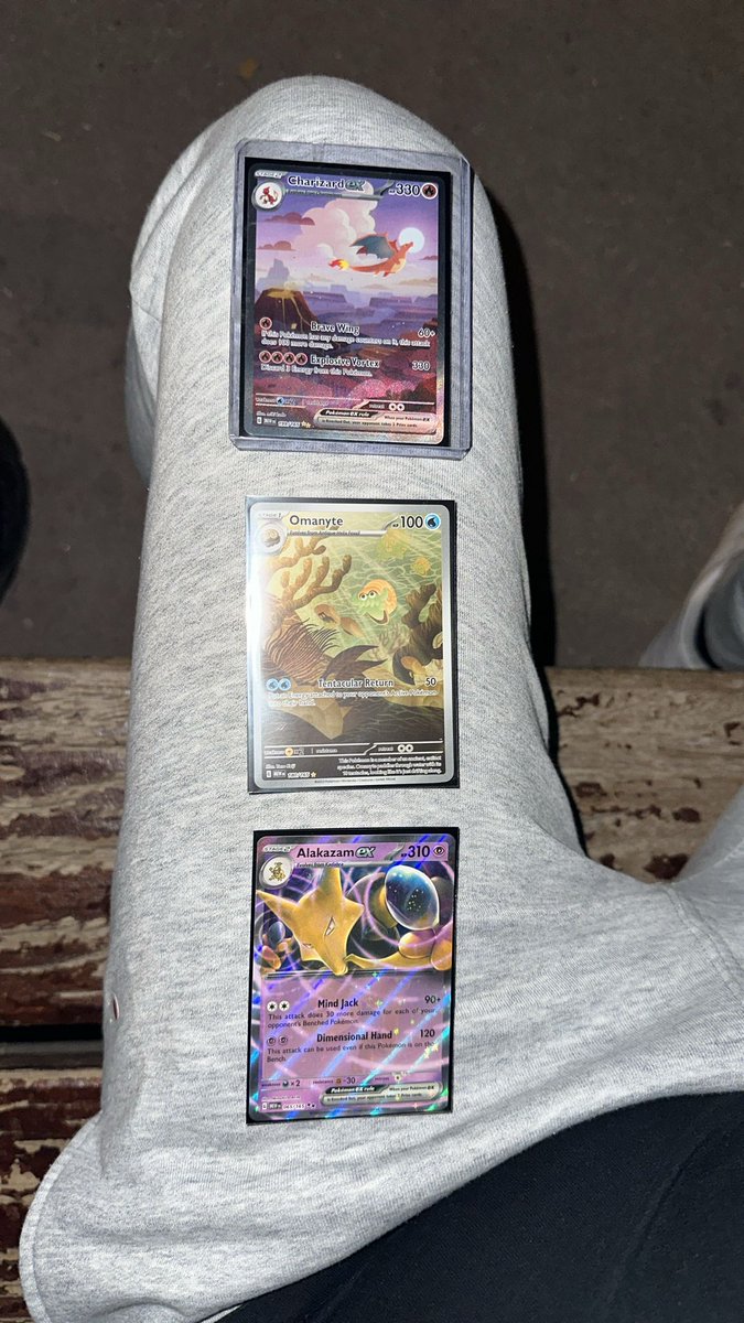 migueelmrt's tweet photo. En resumen en 4 sobres casi me hago la linea evolutiva de charmander. Que probabilidad hay de esto en 4 sobres 2 charmanders alternativos y 1 Charizard alternativo. https://t.co/qifUceZDe7