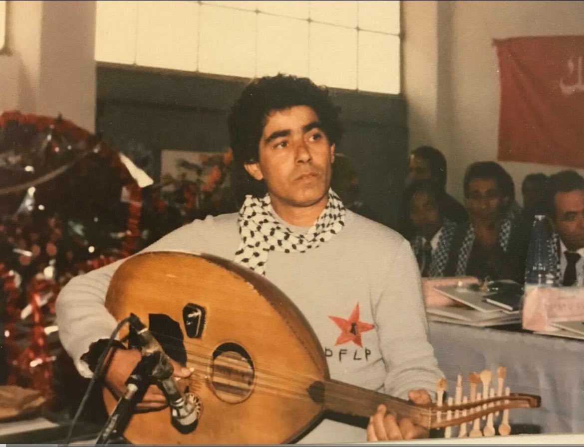 وفاة الفنان والمناضل العراقي سامي كمال ، غادر العراق بسبب انتمائه الشيوعي والتحق بالمقاومة الفلسطينية وساهم بتأسيس فرقة بيسان التابعة للجبهة الديمقراطية ، عاش لسنوات في عدن بزمن الاشتراكية قبل هجرته للسويد .
وداعا يارفيق سامي ، في زمن صار فيه مصير صويحب المغدور حكاية شعب بأكمله .