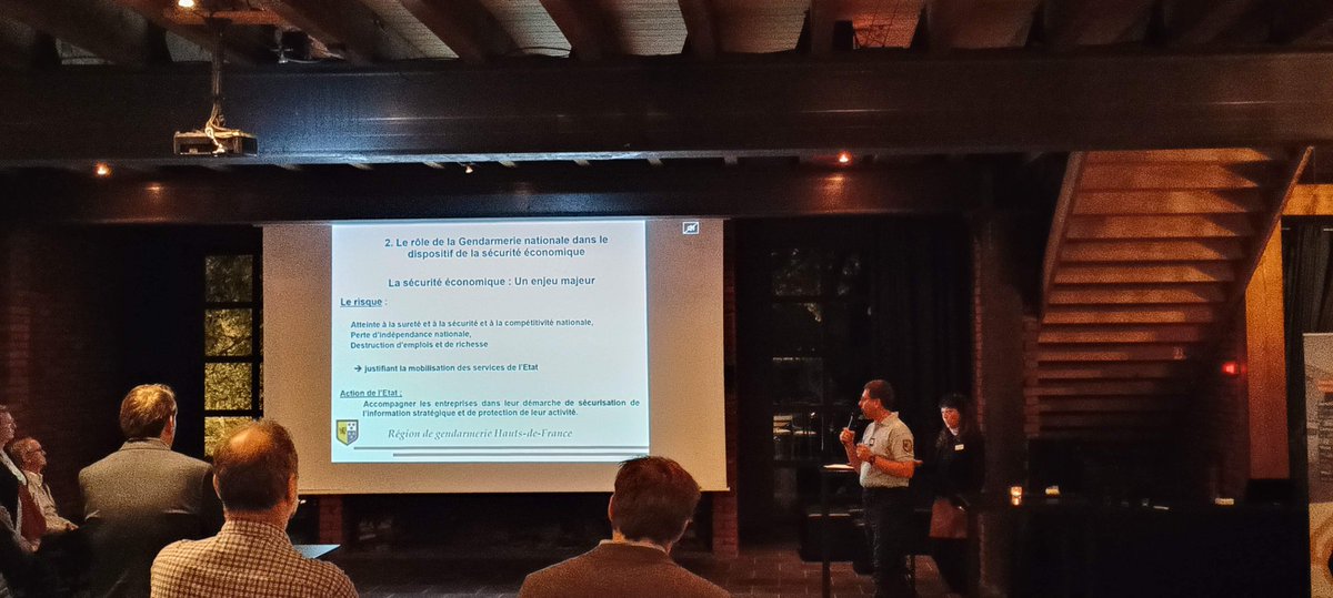 👮‍♂️[RÉFÉRENT SÛRETÉ - CYBER-MENACES - SECURITE ECONOMIQUE]👮‍♂️

🏙️  Une garden-party réunissant chefs d’entreprises, commerçants et élus a été organisée à VERLINGHEM. 

👮‍♂️ Nos référents ont présenté les services offerts par la gendarmerie aux entreprises et collectivités.