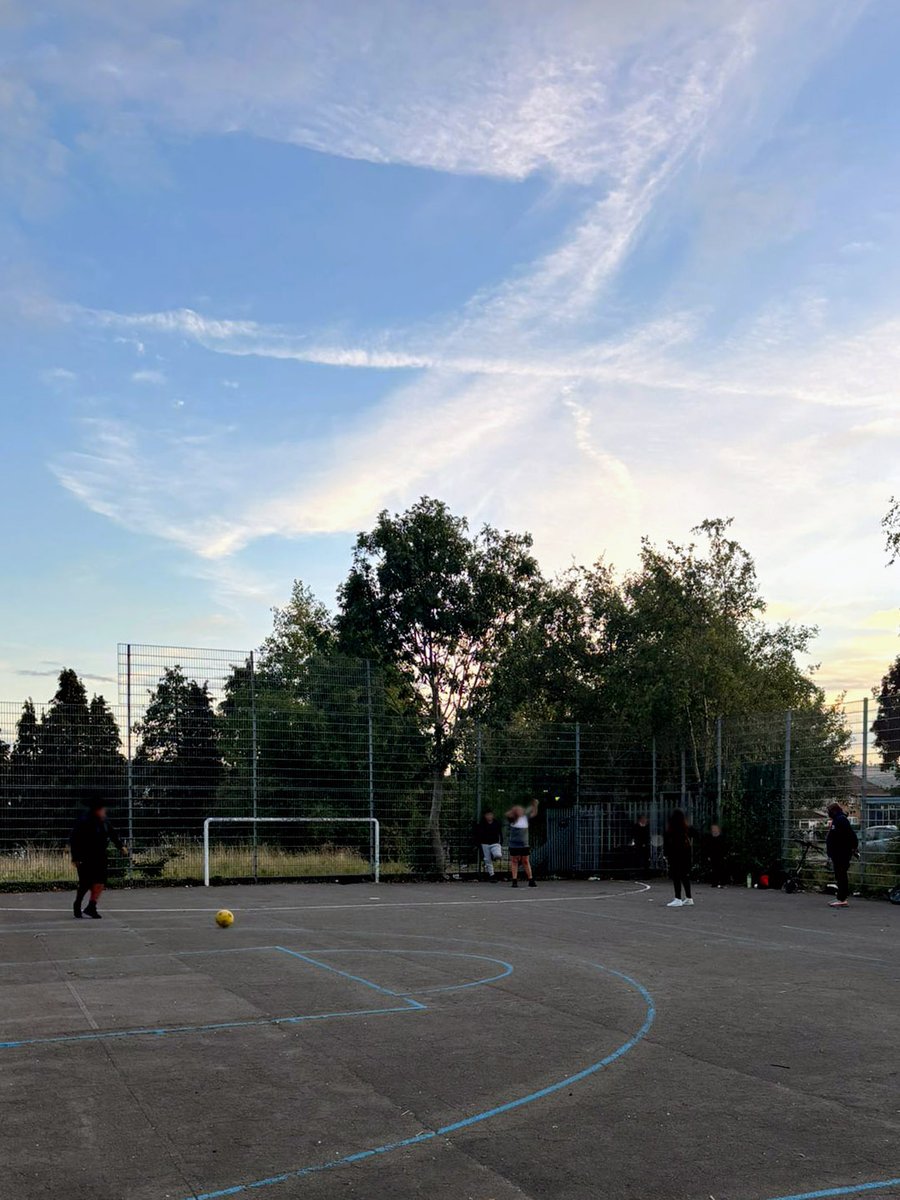 Grassroot_Comm's tweet image. Our team were out on Filwood Broadway this week 🙌

Detached youth work = meeting young people where they are, building trust, listening &amp;amp; supporting. 🌟