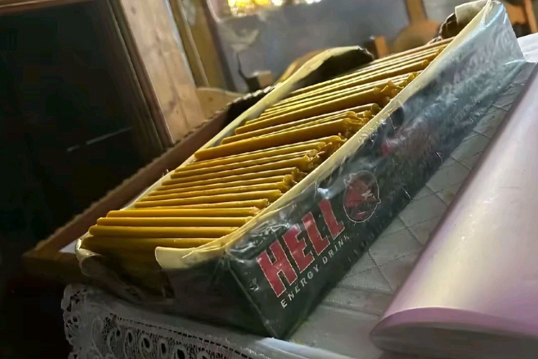 У румунску цркву држе свијеће у кутију Hell-a аххахахахаха