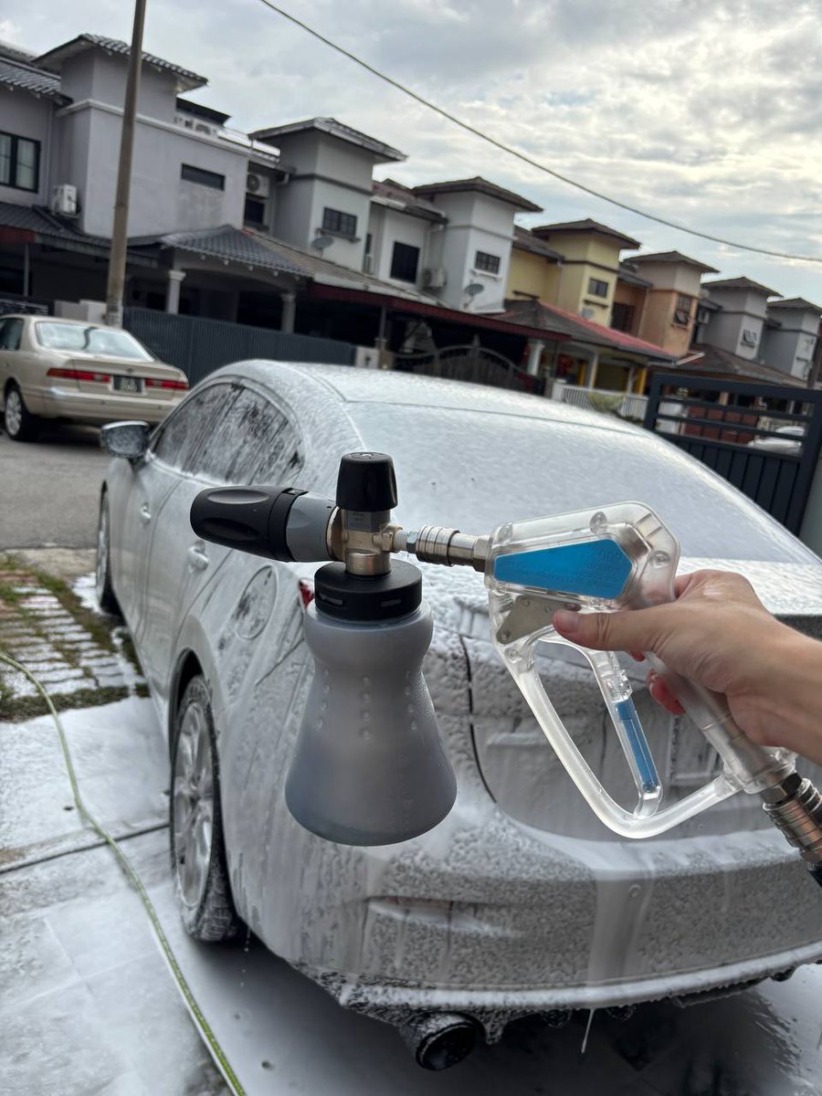 Aaron00690891's tweet photo. 下雨也照样洗车，玩泡泡 #洗车 https://t.co/FH0nsB4xH9