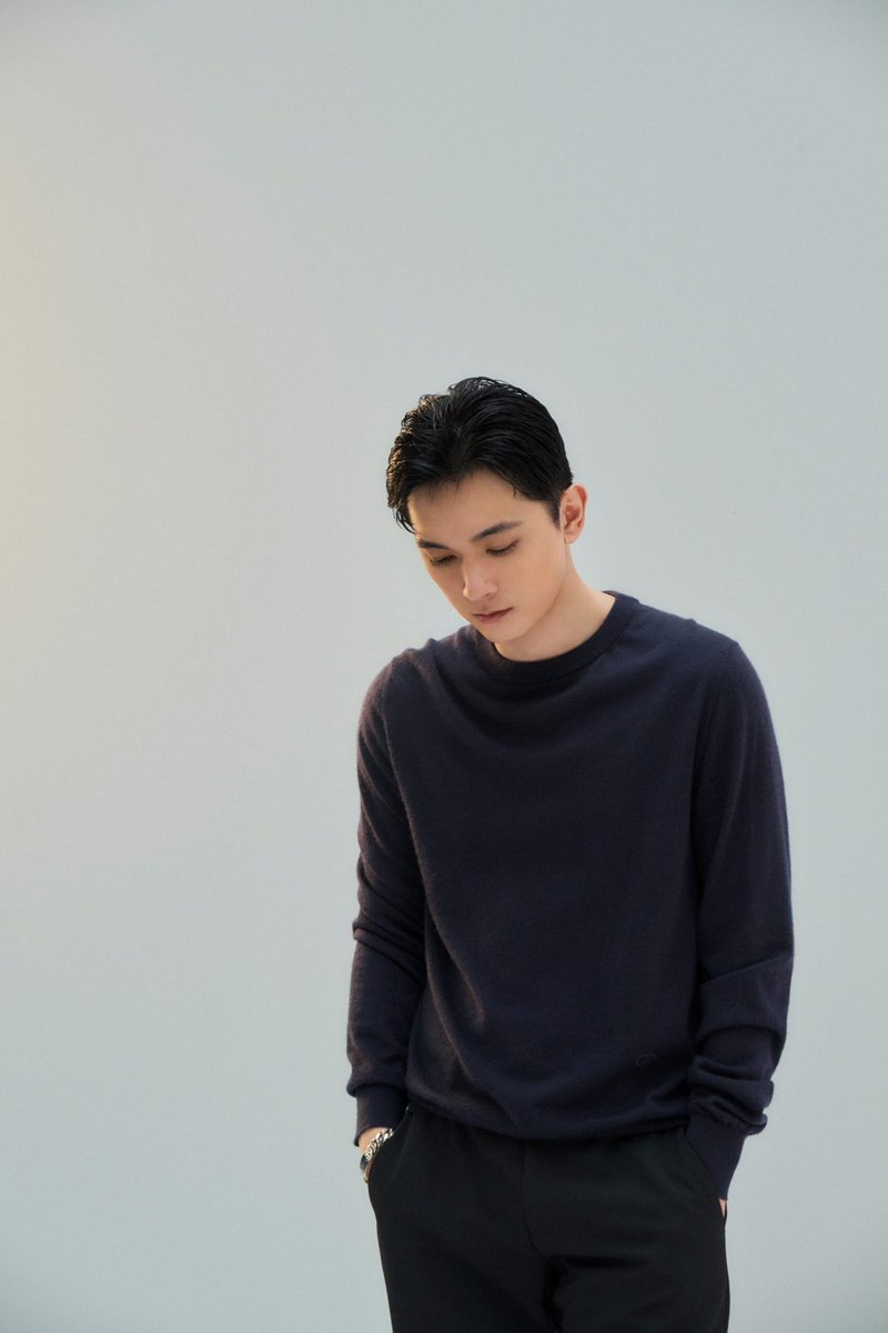 NumeroTOKYO's tweet photo. 【速報】10月28日（火）発売の『#NuméroTOKYO』2025年12月号特装版（増刊）カバーと本誌中面に俳優の #吉沢亮 が登場！「#ディオール ビューティー」のホリデー コレクションとともに大人のムードあふれる吉沢のヴィジュアルやインタビューをお楽しみに。

https://t.co/d5VvTom3wb https://t.co/D1SKCuAYxD