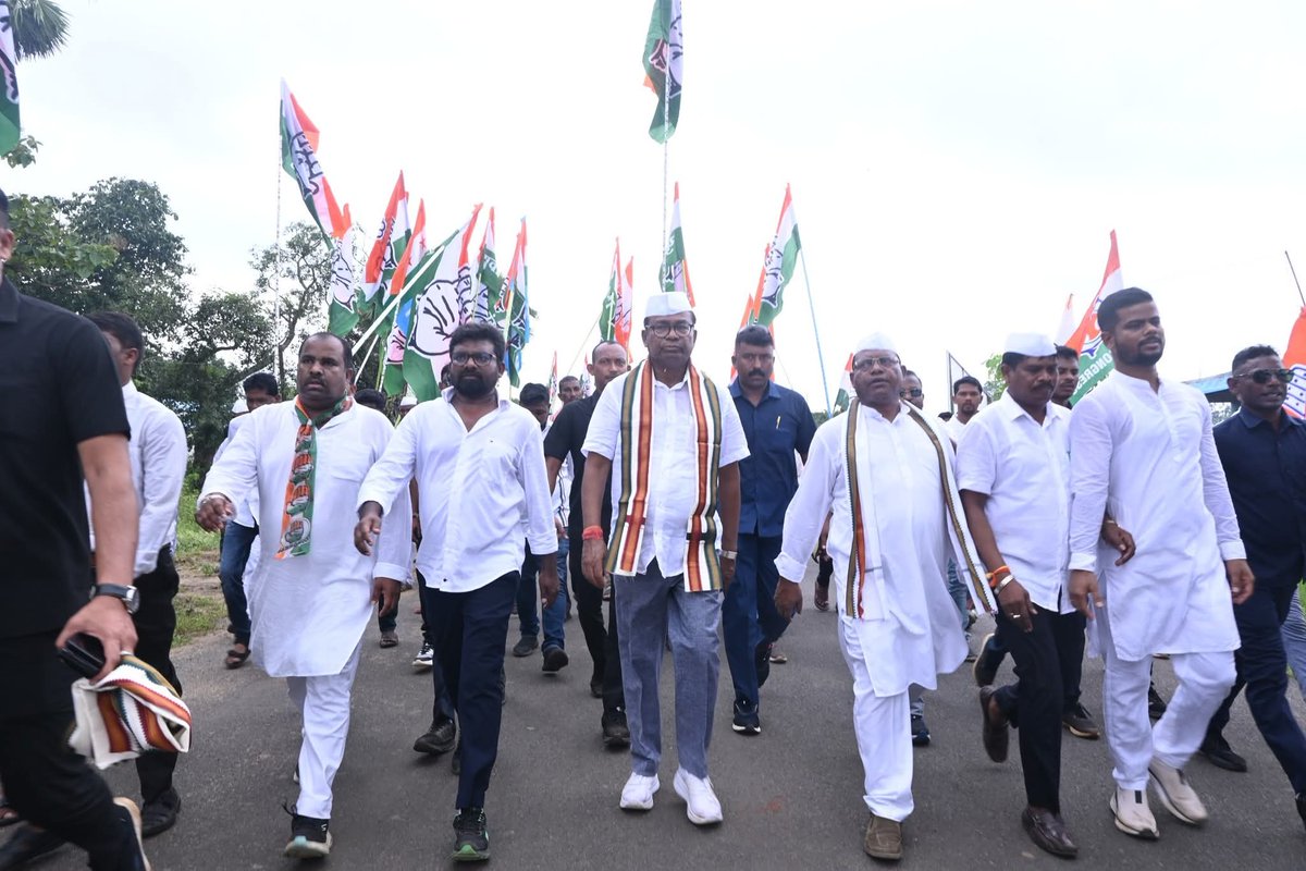 RCKadamINC's tweet photo. ଓଡ଼ିଶା ପ୍ରଦେଶ କଂଗ୍ରେସ କମିଟି ସଭାପତି ଶ୍ରୀ @BhaktaCharanDas ଙ୍କ ଆହ୍ୱାନ କ୍ରମେ ଗାନ୍ଧୀ ଜୟନ୍ତୀର ପବିତ୍ର ଅବସରରେ ଓଡ଼ିଶା ପ୍ରଦେଶ କଂଗ୍ରେସ କମିଟି ପକ୍ଷରୁ ମାଲକାନଗିରି ମୋଟୁଠାରୁ ଆରମ୍ଭ ହୋଇଥିବା ଗାନ୍ଧୀ ପଥେ ଓଡ଼ିଶା ପଦଯାତ୍ରାର ଅଭିଯାନରେ ବରିଷ୍ଠ ନେତୃବୃନ୍ଦଙ୍କ ସହିତ ସାମିଲ ହେଲି।ମହାତ୍ମା ଗାନ୍ଧୀଙ୍କ ନୀତି ଆଦର୍ଶରେ ଅନୁପ୍ରାଣିତ ହୋଇ ଓଡ଼ିଶାର ସ୍ୱାଭିମାନର ସ୍ୱର ଏବଂ ନାରୀଙ୍କ ନ୍ୟାୟ ପାଇଁ ସ୍ଵେଚ୍ଛାକୃତ ଭାବରେ ସାମିଲ ହୋଇଥିବା ପ୍ରତ୍ୟେକ ବ୍ୟକ୍ତିଙ୍କୁ ଧନ୍ୟବାଦ ଜଣାଉଛି।
#CongressForPeople #Odisha #PeoplesLeader @kcvenugopalmp #gandhipatheodisha @INCIndia