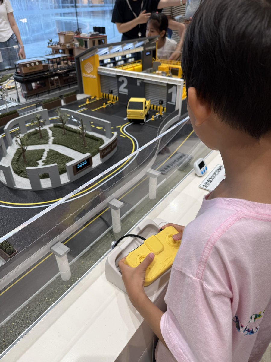 studyro's tweet image. 拓竹在深圳湾这家体验店有点屌，么想到 3D 打印的消费者教育可以这么做。