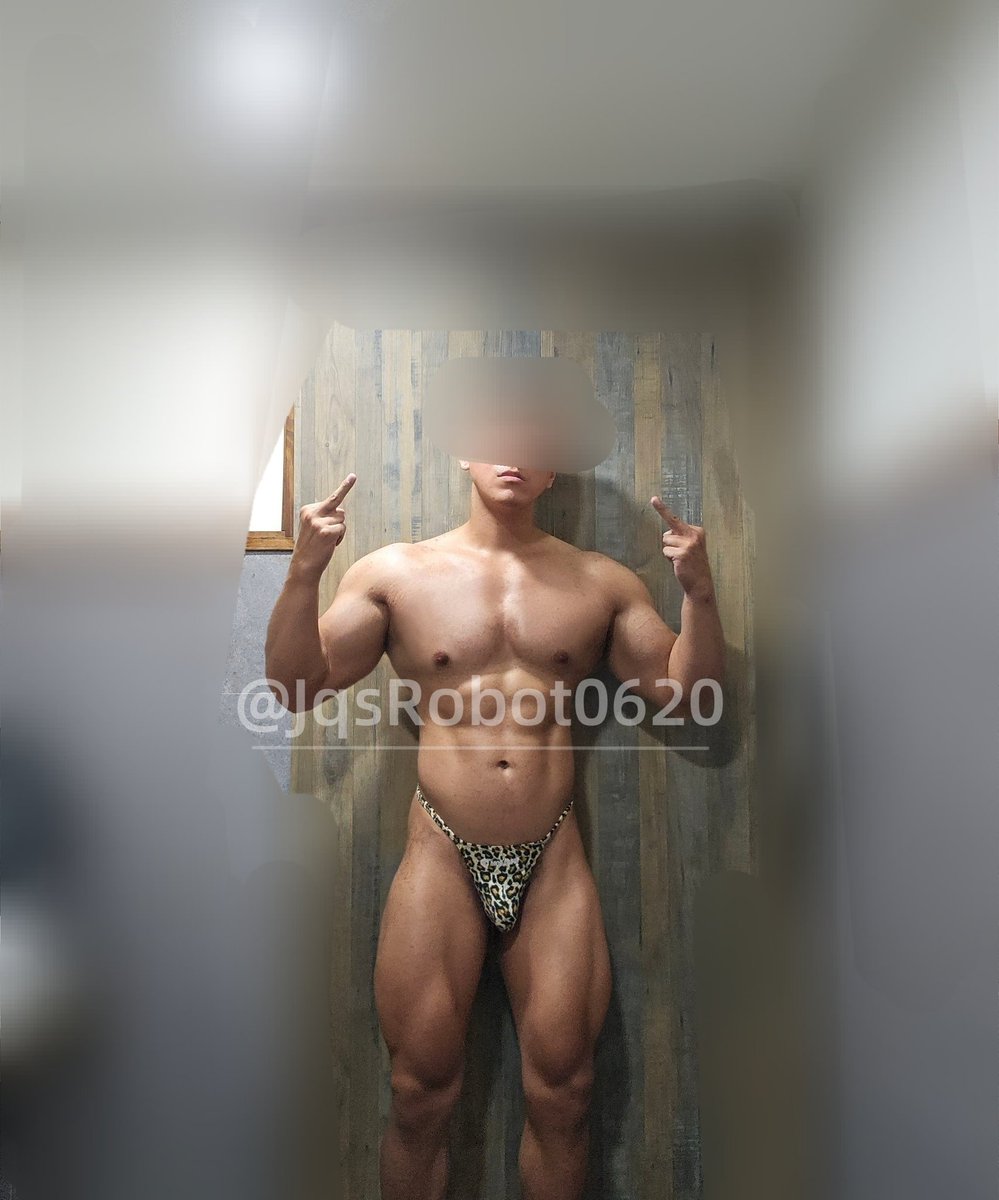 “阿……操死你，他媽讓老子隔著豹紋丁字褲噴尿在你身上……操你媽！這是命令不是請求！”

操！這他媽才像個男人，老子爽咋噴就咋噴，給老子乖乖吸老子的屌包就對了，跪下崇拜老子！騷逼！

感謝 <a href="/ryanchen_r/">R.</a> 給的靈感，附上作品：變調的蜜月旅行pixiv.net/novel/show.php…
昨天今天也有新文自行觀看～