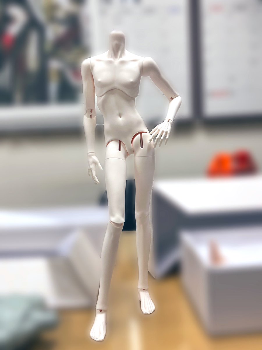 허접한 블러 죄송합니다;;
샘플 나온거 빨리 보여드리고파서 급히 찍은😮‍💨
70바디보다 부피랑 무게감도 훨씬 묵직한데 자립은 오히려 더욱 안정적인 느낌..!
관절 부위를 집요하게 수정한 덕인 것 같아요!
꽤나 요염한 포즈로도 잘 서있네요
네 이제 다음 주 촬영만 남았구요, 바로 판매들어갑니당..😇