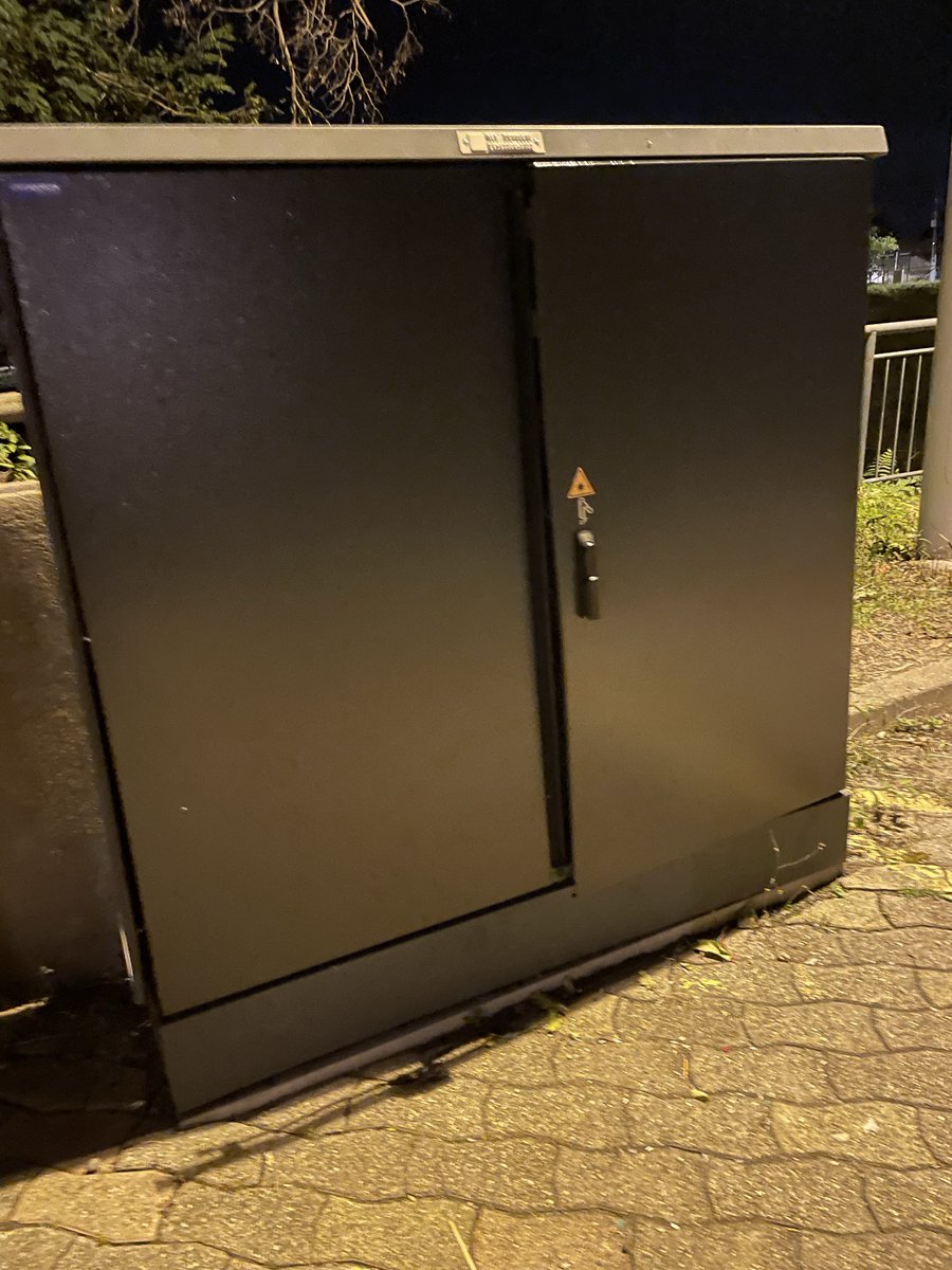 guiest63's tweet photo. Bonjour @VilledeRiom @XpFibre 
C’est cool d’avoir une armoire toute propre au faubourg de la Bade 💪
Par contre la porte de droite est déverrouillée donc accessible par n’importe qui, et donc potentiellement dégradation rapide 😢
Cc @lafibreinfo https://t.co/i1gp30Myle