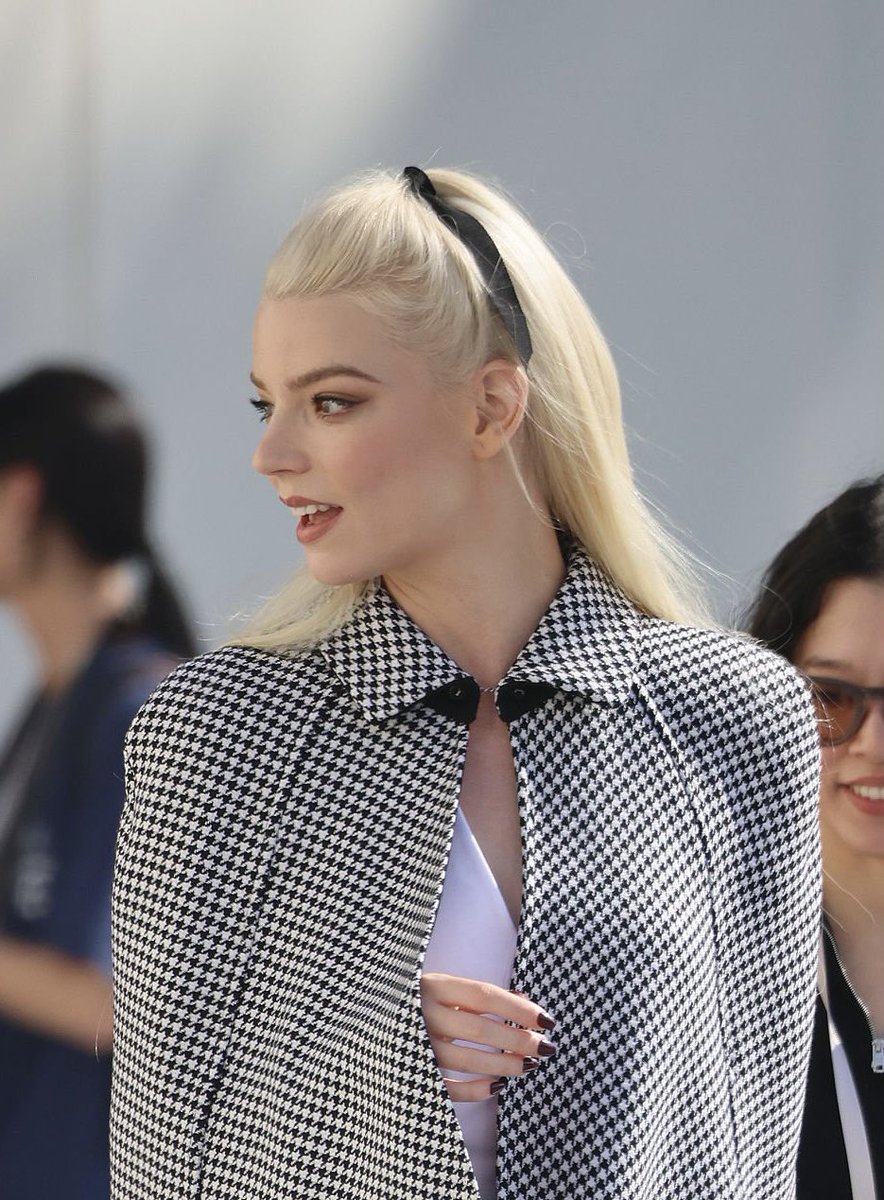 hourly anya taylor-joy tweet media