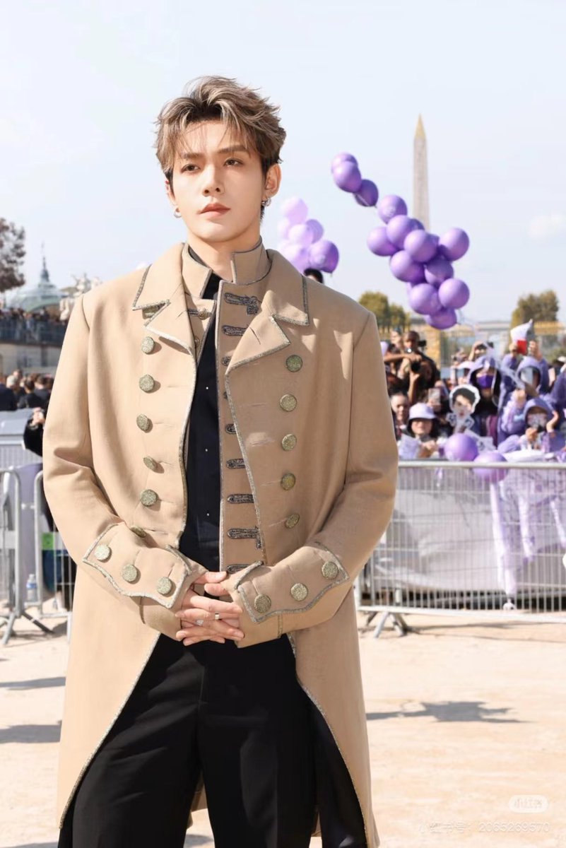Đẹp quá nên up chứ không biết viết caption gì cả. 
Thôi thì nói như Kim Cương hay nói: Anh chính là caption rồi!
<a href="/Dior/">Dior</a> 
 ----------------- 
#DangVi #DengWei #邓为 #DVDteam #DengweilnParis2025 #DiorSS26 #Dior #dengwei #DiorSS26xdengwei #ParisFashionWeek #PFW #starsindior