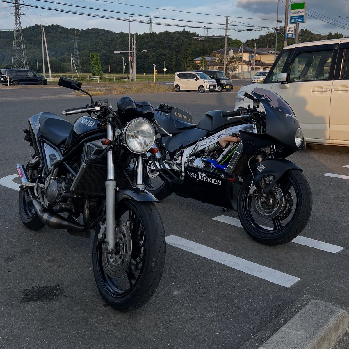 hi_lowak's tweet photo. 親子で黒マシンに白メット https://t.co/3IFmgOEt2O