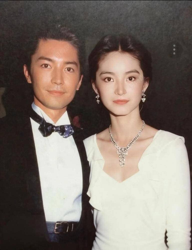 this1stlove's tweet photo. 90年代，尊龙和林青霞的合影照片，令人惊讶的是两人的脸庞仔细看竟然非常相似，脸颊和五官几乎完美无瑕，要不是性别不同，真的难以分辨。这难道就是顶级骨相的异曲同工吗？ https://t.co/oRiEpbBqZU