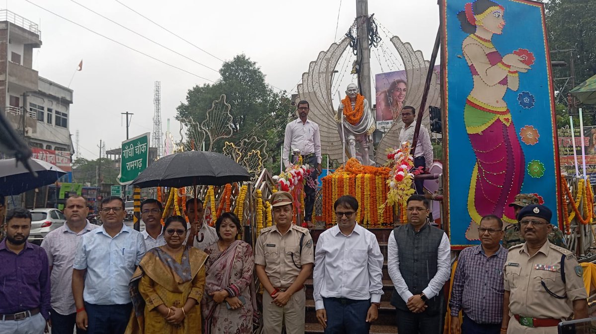 राष्ट्रपिता महात्मा गांधी की जयंती पर उन्हें कोटि-कोटि नमन। इस अवसर पर गांधी चौक स्थित उनकी प्रतिमा पर माल्यार्पण कर श्रद्धा सुमन अर्पित किया। सत्य, अहिंसा और सद्भाव का उनका संदेश आज भी हमें एक बेहतर समाज की ओर प्रेरित करता है। <a href="/JharkhandPolice/">Jharkhand Police</a> <a href="/dgpjh/">DGP Jharkhand</a> <a href="/IGBokaro/">IG BOKARO</a> <a href="/Michaelraj_ips/">Michaelraj</a>