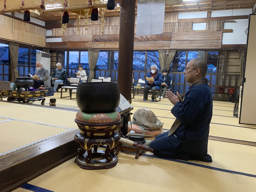 ensouji_com's tweet photo. 土曜なのに朝早く起きる
外に出る、少し歩く

土曜の朝は車が少ない
スムーズで運転が苦にならない

境内に入る
大木の下のお地蔵さまが出迎えてくれる

本堂に入る
独特の空間で気持ちが落ち着く

朝から声を出す

息が続くまで長く声を出す

息が長く続くことから「長い息→長生き」
と言われる

話が始まる
「へえ〜〜」と思う
「ほう〜〜」と思う

終わると
何かいいことをした���の
心のポイントがついたような気がした

・。*・。*・。・。*・。*・。

【毎週土曜朝７時、一緒にお経を唱えてみませんか？】
お経を30分、法話を約10分行う催し物です
本堂の入口を開けていますので直接入って来てください

【場　所】円相寺（福岡市東区和白丘1-10-48）

・誰でも参加OK
・予約不要
・お経の本あります（浄土宗式）
・参加費はお賽銭（なくても大丈夫です）
・途中参加OK
・途中退室OK
・子連れOK
・椅子席です
・普段着でいいです

本堂の入口を開けていますので直接入って来てください
ラジオ体操のようなイメージで
サッと来てサッと帰るのもよし
しばらく本堂にいるのもよし
私と雑談するのもよし
いろんな目的があるでしょうが、
それぞれの思いでお祈りし
より良き朝にいたしましょう