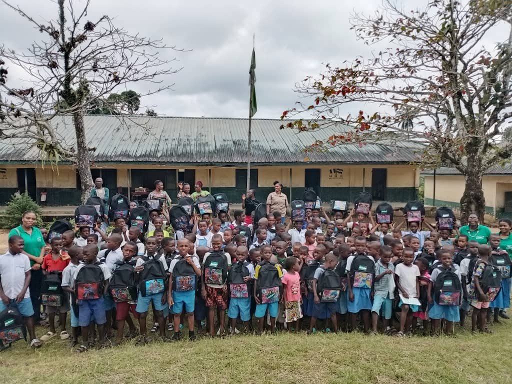 Refugefoundatn's tweet image. 📍 Bakassi | 26th September 2025

What a day! Over 100 students in Bakassi went home with brand-new school kits at the 4th edition of Refuge Foundation’s #KitsForKids project.