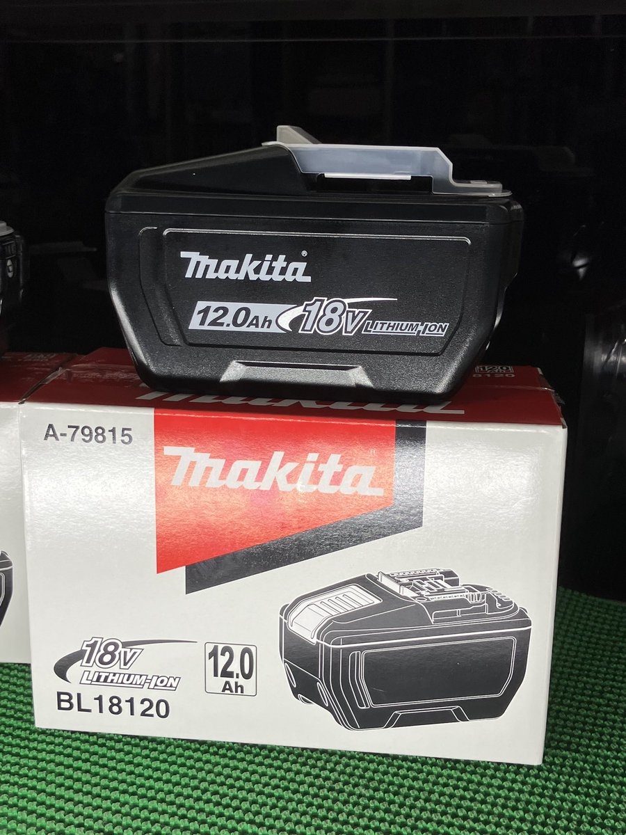 shono1970's tweet photo. 🎉マキタ新商品🎉
めちゃデカ⁉⁉︎︎👀⁉︎⁉︎

————————————
  バッテリー18V 12.0Ah
  バッテリー18V   9.0Ah
————————————

各サイズ入荷しています✨💃
ぜひお立ち寄りくださいませ🙌
#庄の屋 #マキタ #makita #バッテリー https://t.co/n257M4A3Kq
