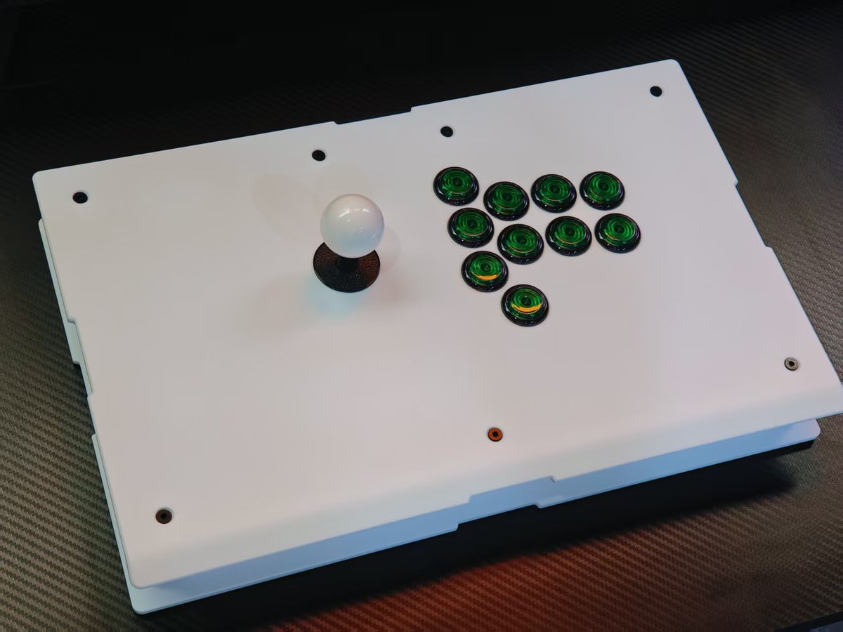 HJKGamingADY's tweet photo. I told you,the white one is easy to be cool,when you choose white case,just change your button color,then you will be the most handsome boy at your fightclub #FGC #arcade  #GP2040 #FIGHTSTICK #CUSTOM #StreetFighter6 #スト6 https://t.co/Gz8lAsiQGk