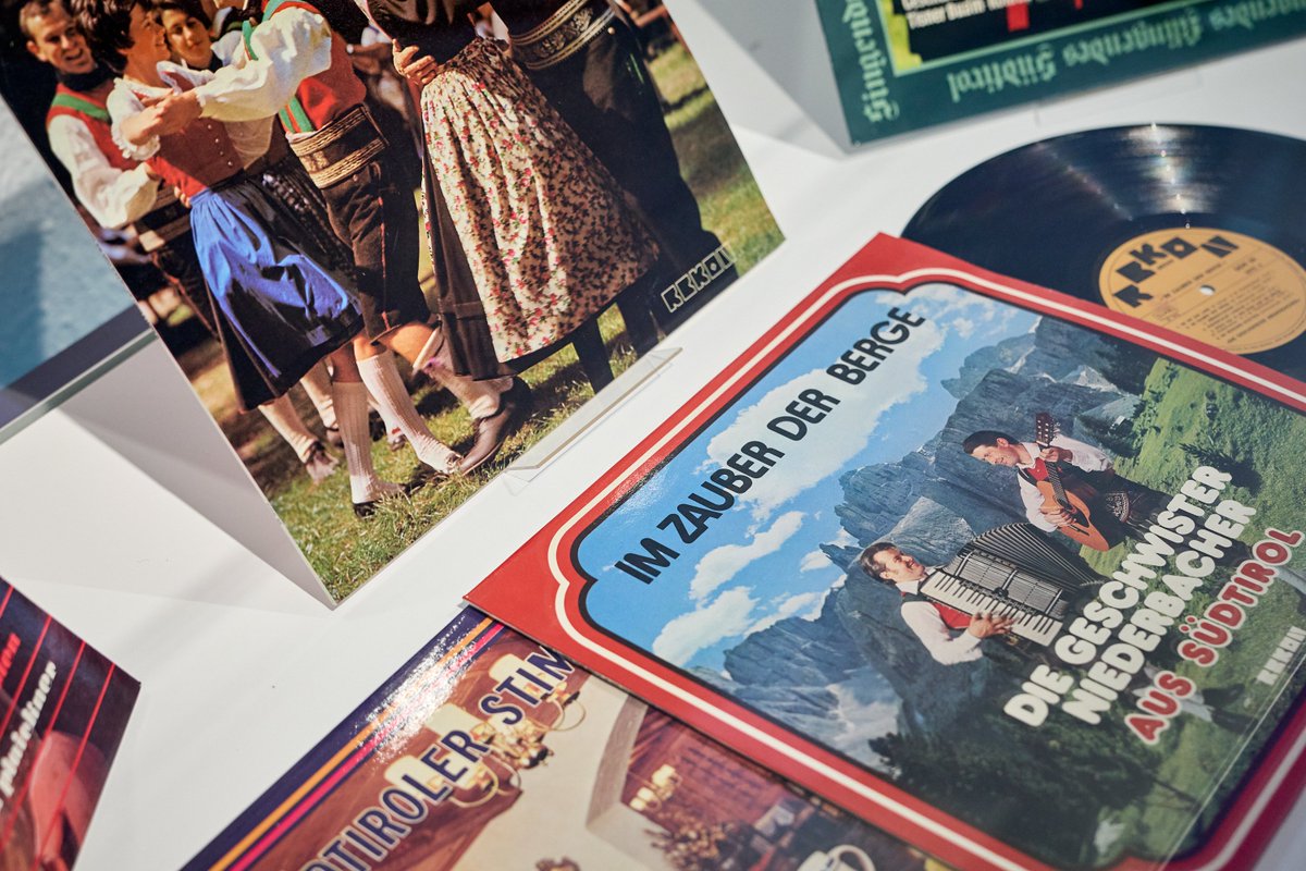 Touriseum's tweet image. 📣Letzte Woche um die Sonderausstellung „𝗕𝗼𝗼𝗺 ´𝟳𝟬  – Geschichten des Wandels“ in der Remise von Schloss Trauttmansdorff zu besuchen.
📣Ultima settimana per visitare la mostra “𝗕𝗼𝗼𝗺 ´𝟳𝟬 - storie di cambiamento” nella rimessa di Castel Trauttmansdorff
#touriseum #boom70